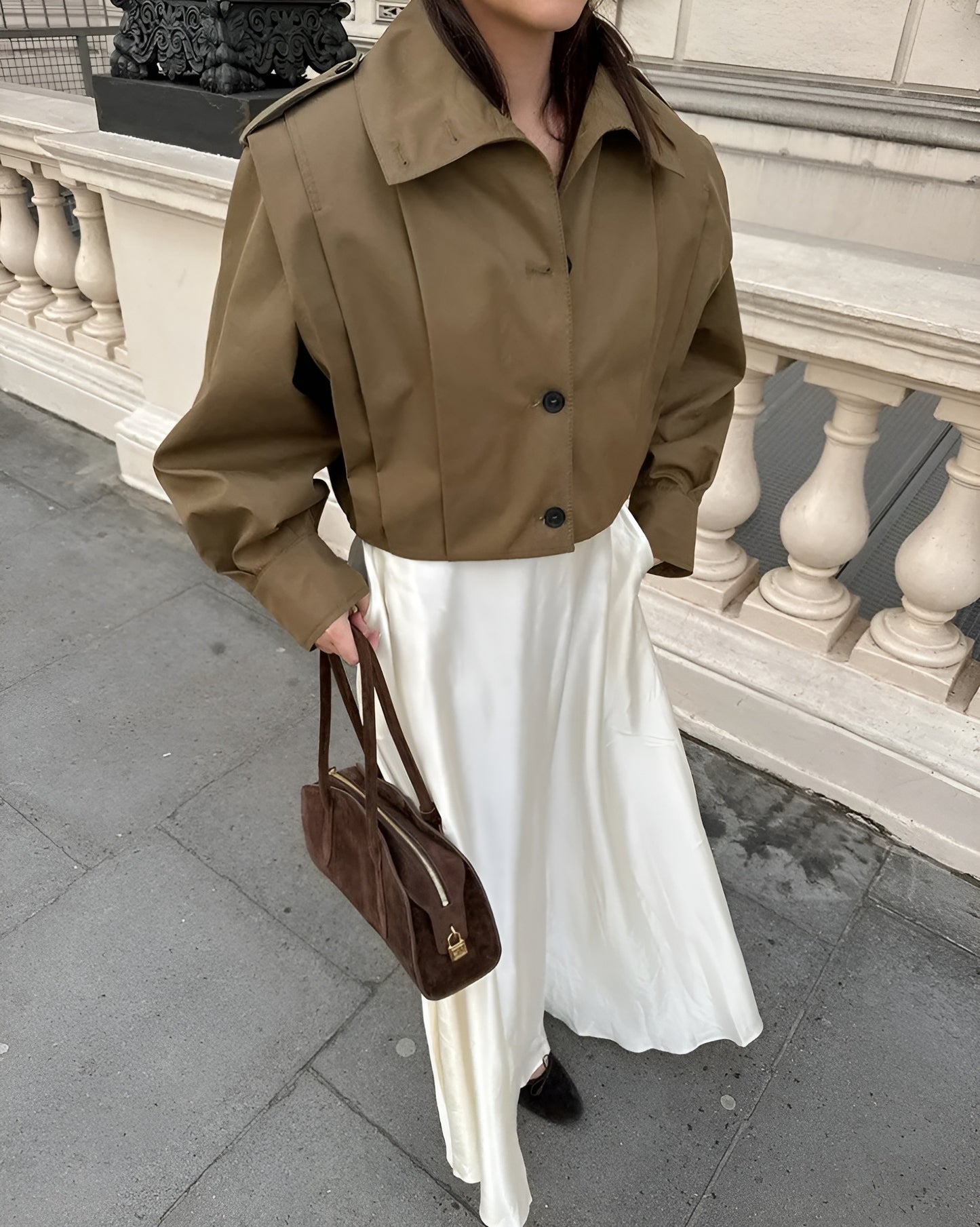 LIORA | Tussenjas Dames met Hoge Kraag en Knoopsluiting – Minimalistisch, Comfortabel & Onmisbaar voor de Herfst
