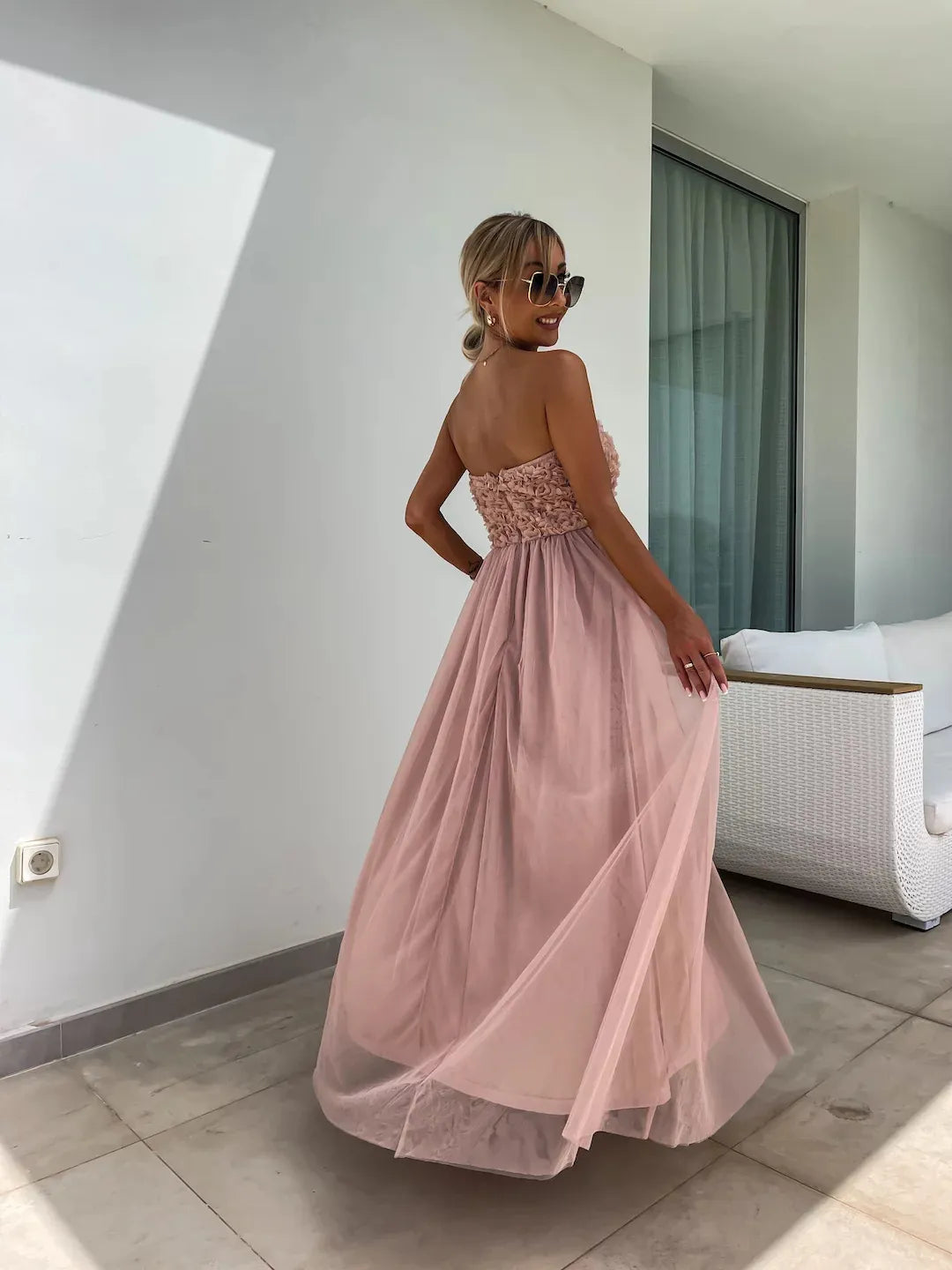 YVONNE | Strapless Maxi Jurk Met 3D Bloemenbuste En Split – Elegant, Romantisch, Vrouwelijk