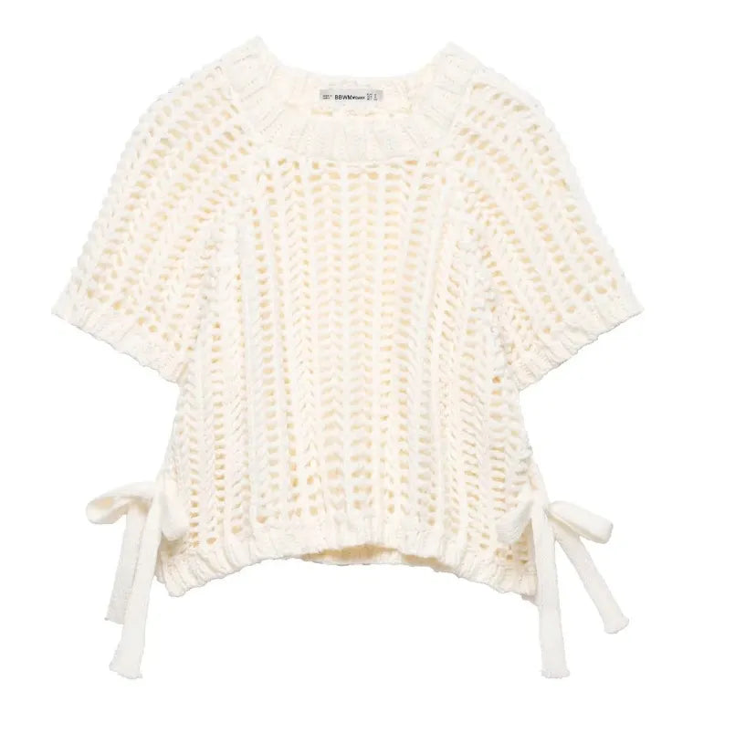 NOÉMI | Gebreide Cropped Dames Top met Strikdetails – Luchtig, Trendy & Zomers