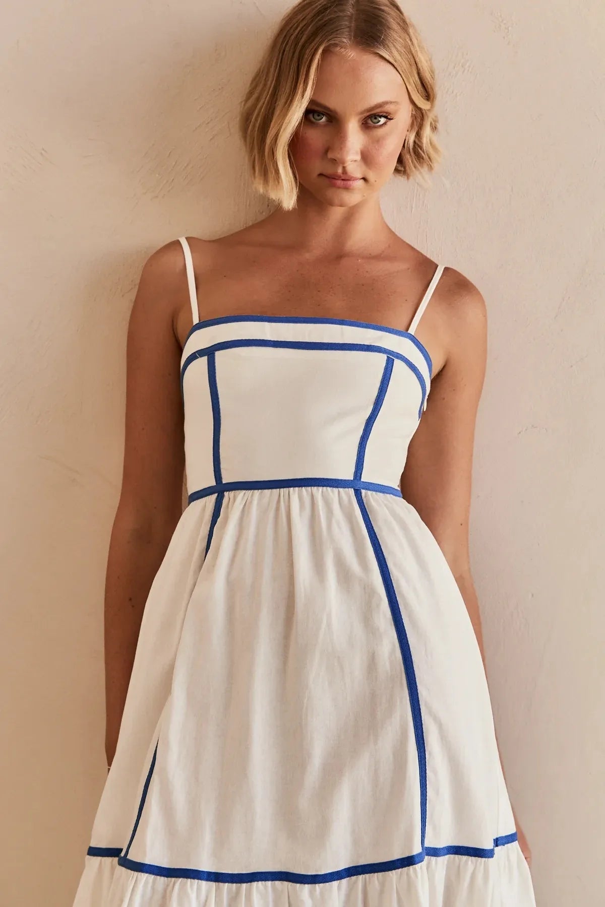 YVIE | Mouwloze Midi Jurk Met Contrastbiezen En Zwierige Rok – Licht, Elegant, Zomers