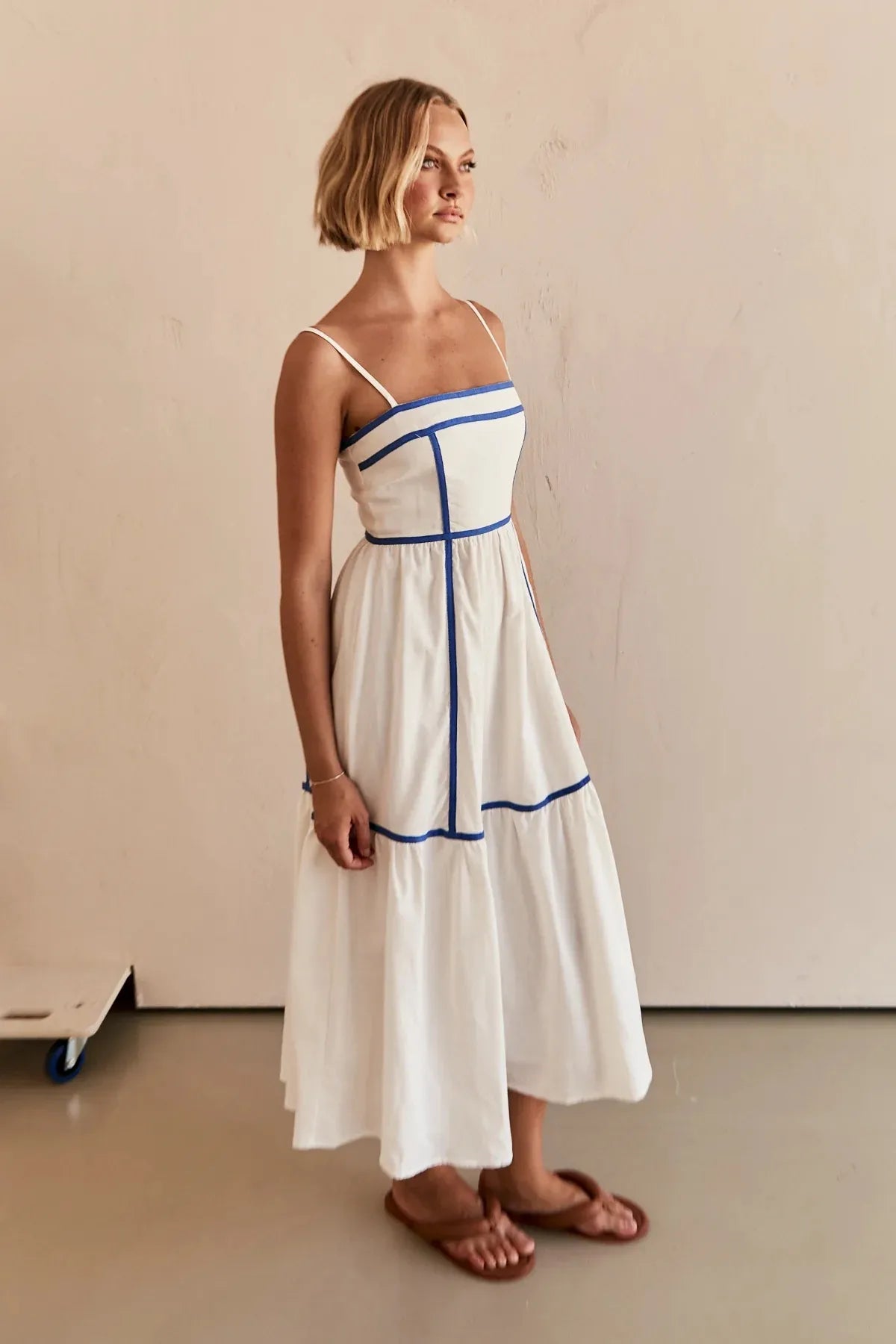 YVIE | Mouwloze Midi Jurk Met Contrastbiezen En Zwierige Rok – Licht, Elegant, Zomers