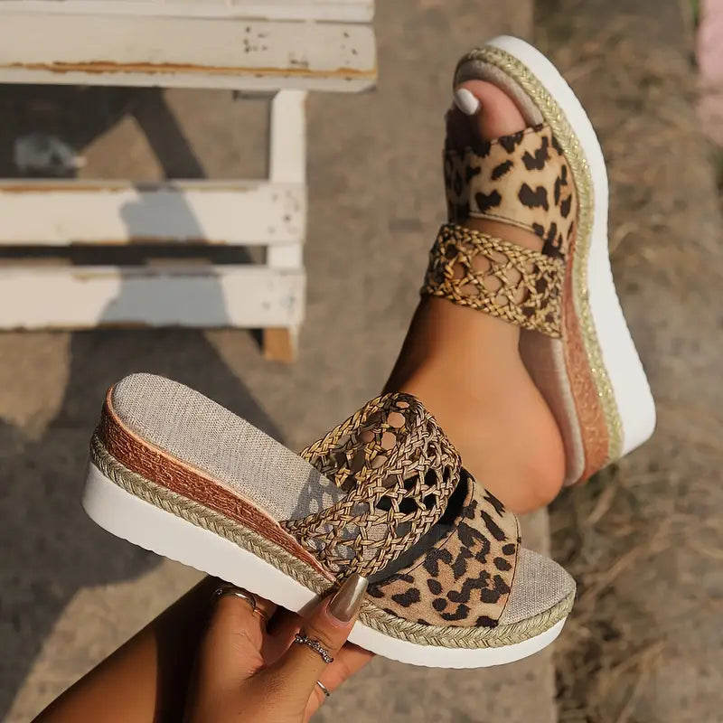 YARA | Dames Sleehak Slippers met Gevlochten Detail en Luipaardprint - Stijlvol, Zomers & Elegant