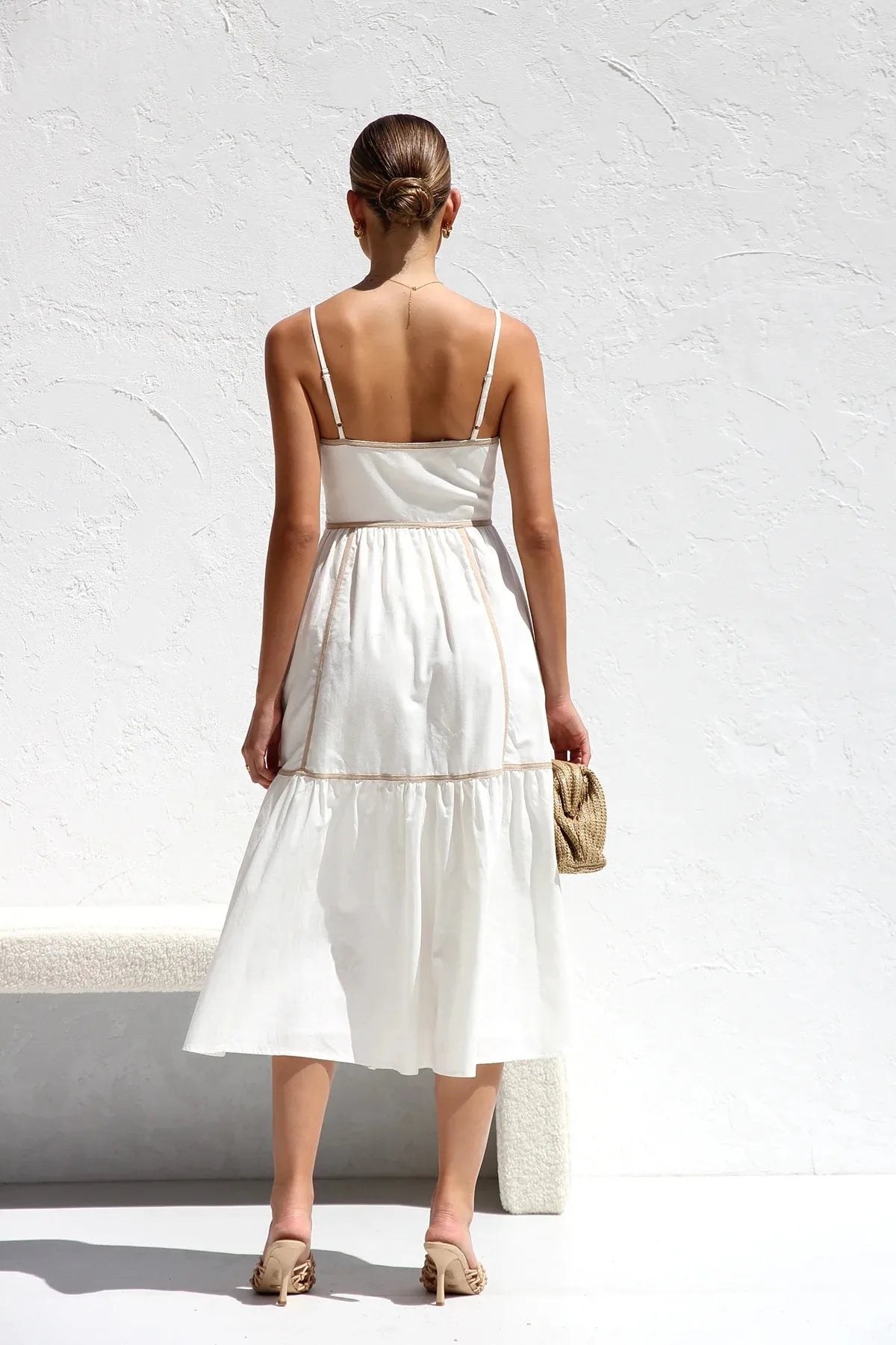 YVIE | Mouwloze Midi Jurk Met Contrastbiezen En Zwierige Rok – Licht, Elegant, Zomers