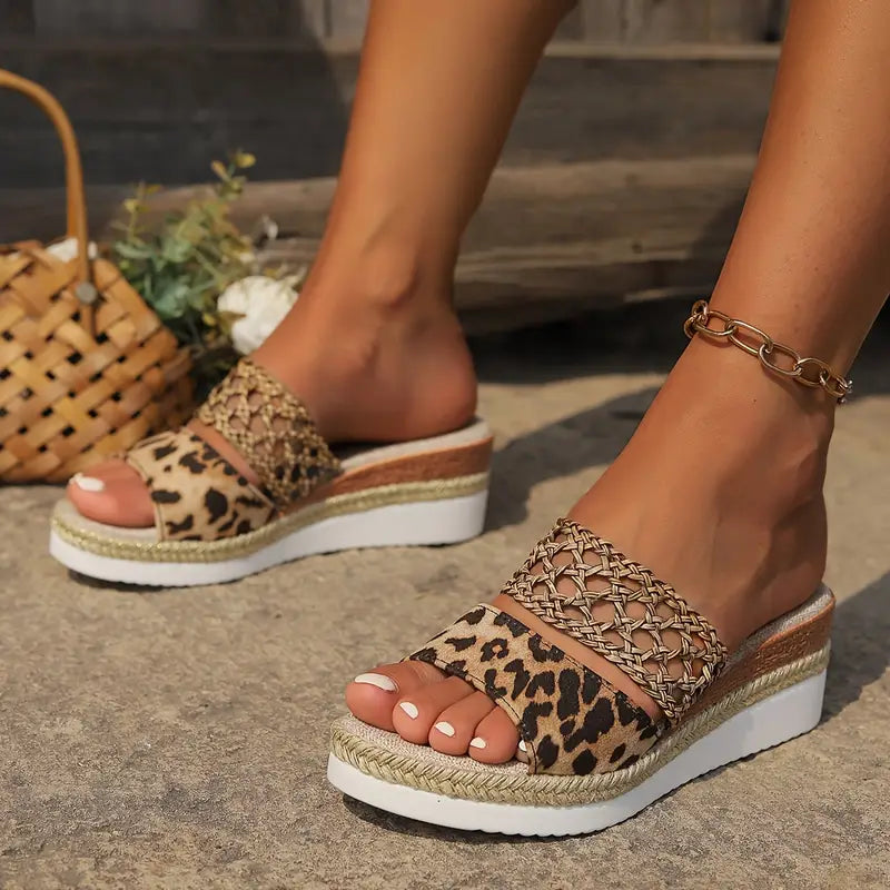 YARA | Dames Sleehak Slippers met Gevlochten Detail en Luipaardprint - Stijlvol, Zomers & Elegant