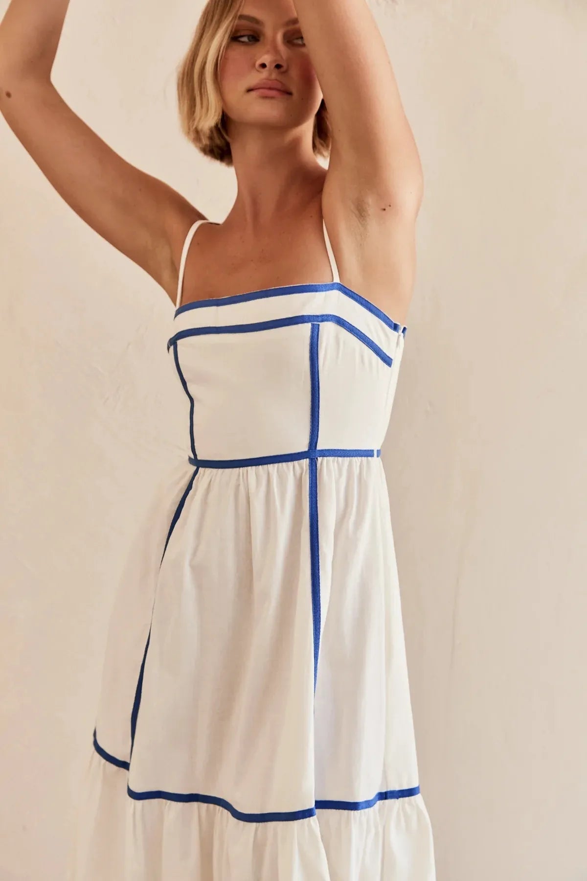 YVIE | Mouwloze Midi Jurk Met Contrastbiezen En Zwierige Rok – Licht, Elegant, Zomers