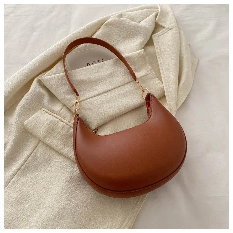 ROMY | Halve Maan Schoudertas in Minimalistische Stijl – Compact, Elegant & Onverwacht Ruim