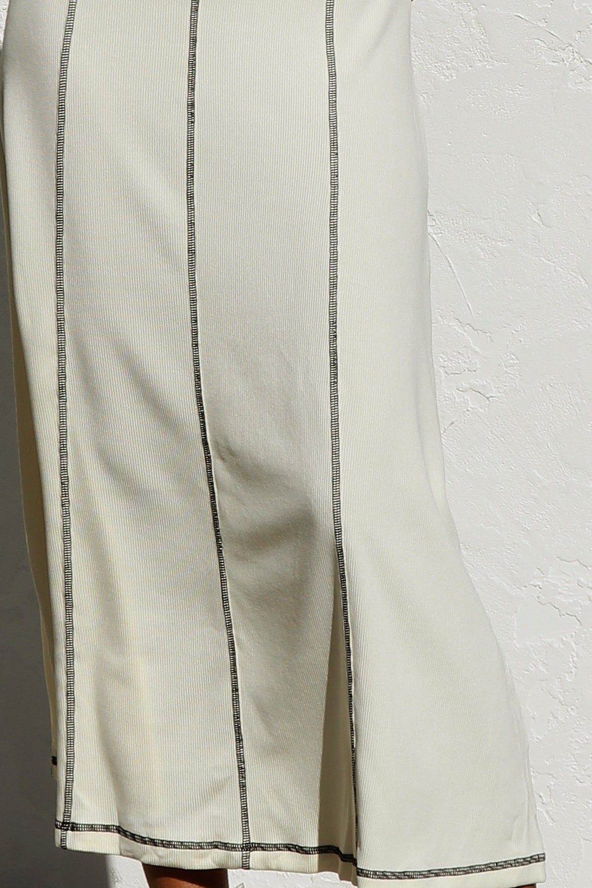 ARIANA | Witte Dames Maxi Jurk met Contrasterende Stiksels - Stijlvol, Rekbaar & Elegant