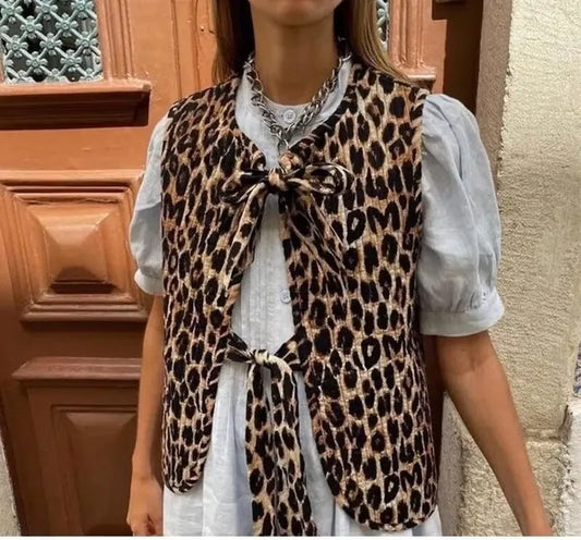 LINA | Dames Gilet met Luipaardprint en Striksluiting – Trendy, Speels, Comfortabel