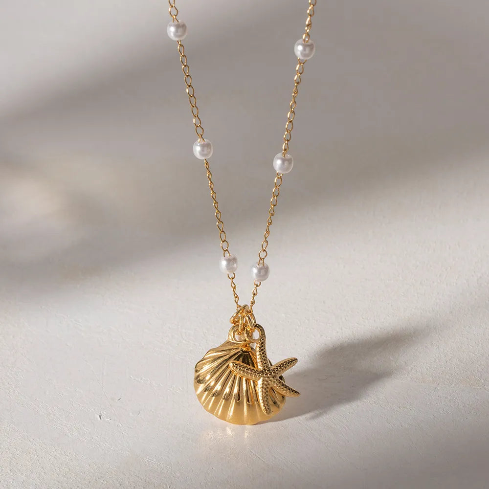INGEVA | Goudkleurige Bedelketting Met Schelp En Parel – Natuurlijke Elegantie, Luxe, Tijdloos