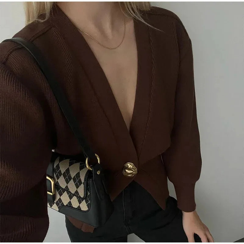 ROMANE | Gebreid Damesvest Met Goudkleurige Knoop – Gestructureerd, Elegant & Verfijnd Voor Herfst & Winter