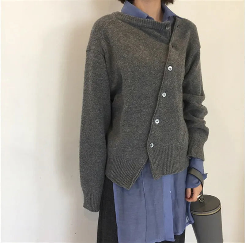 ALIX | Gebreide Damestrui met Asymmetrische Knopen – Oversized, Comfortabel & Verfijnd
