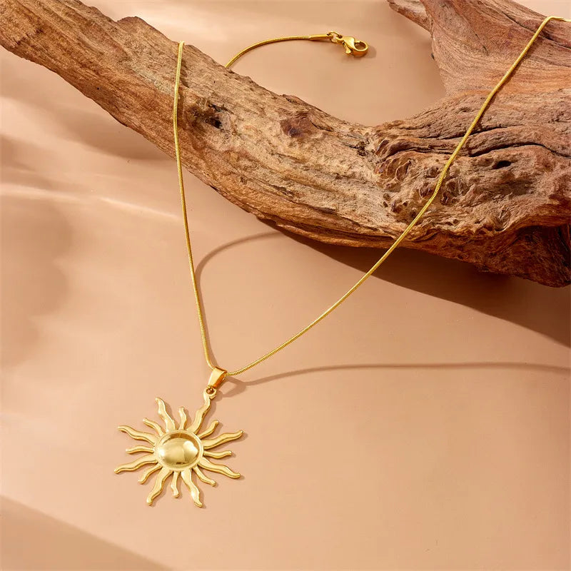 SOLANA | Goudkleurige Ketting met Zonvormige Hanger Voor Dames - Stijlvol & Elegant