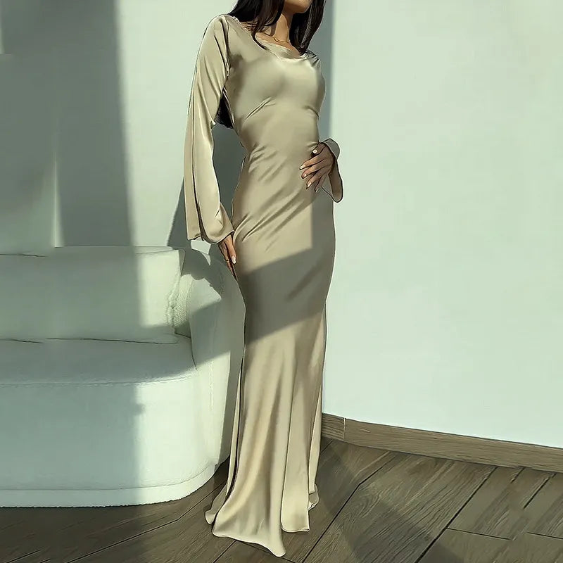 Lange Satijnen Avondjurk Met Flare Mouwen – Verfijnd, Elegant & Onweerstaanbaar Chic