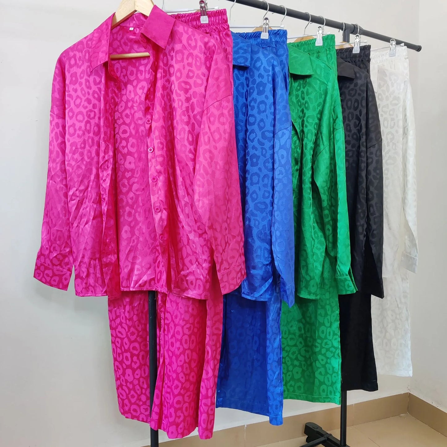 NAOMI | Satijnen Zomer SetVoor Dames met Luipaardprint – Chic, Comfortabel & Moeiteloos Elegant