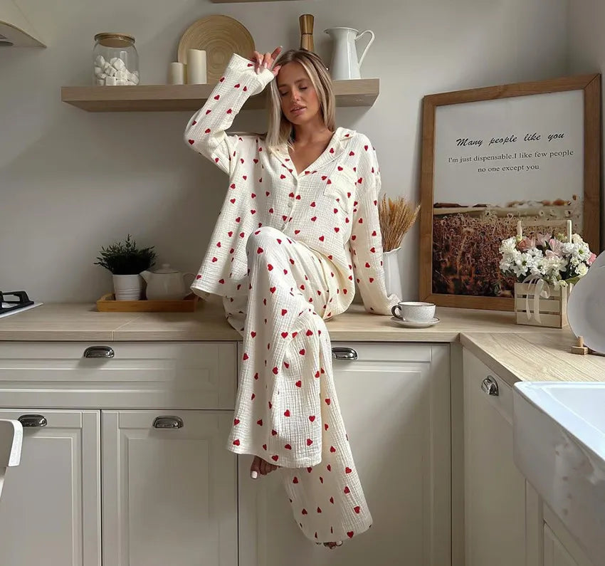 Dames witte pyjama set – rode hartprint | Speels, zacht & onweerstaanbaar charmant