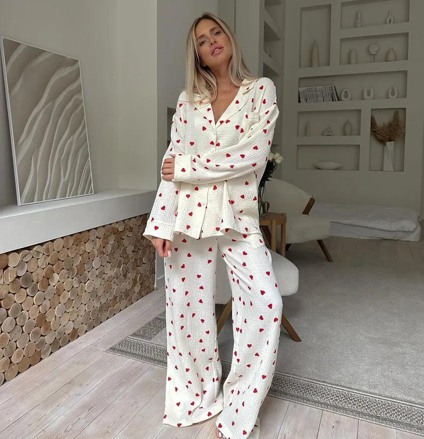 Dames witte pyjama set – rode hartprint | Speels, zacht & onweerstaanbaar charmant