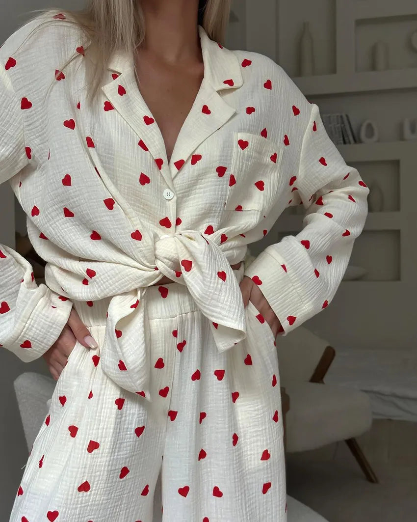 Dames witte pyjama set – rode hartprint | Speels, zacht & onweerstaanbaar charmant