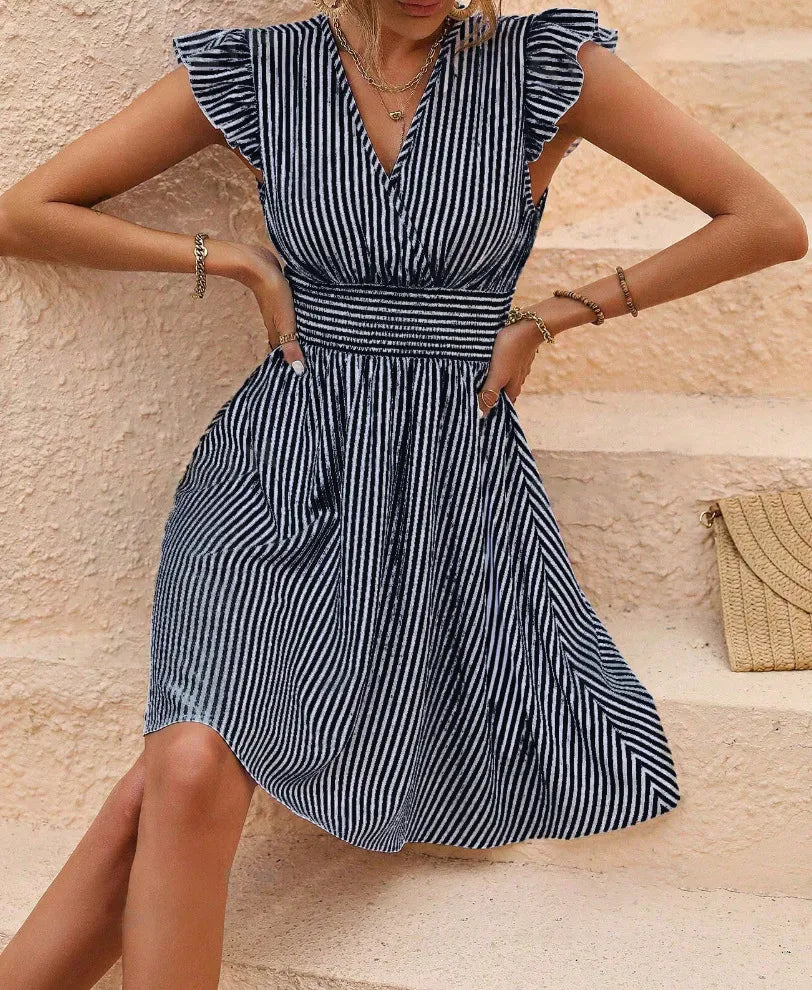 MAREN | Gestreepte Mini Zomerjurk Met V-Hals En Ruches – Luchtig, Vrouwelijk & Perfect Voor Warme Dagen