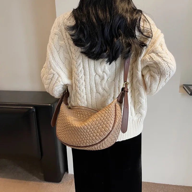 KRISTIEN | Halve Maan Vormige Tas Voor Dames Met Gevlochten Patroon - Stijlvol & Elegant