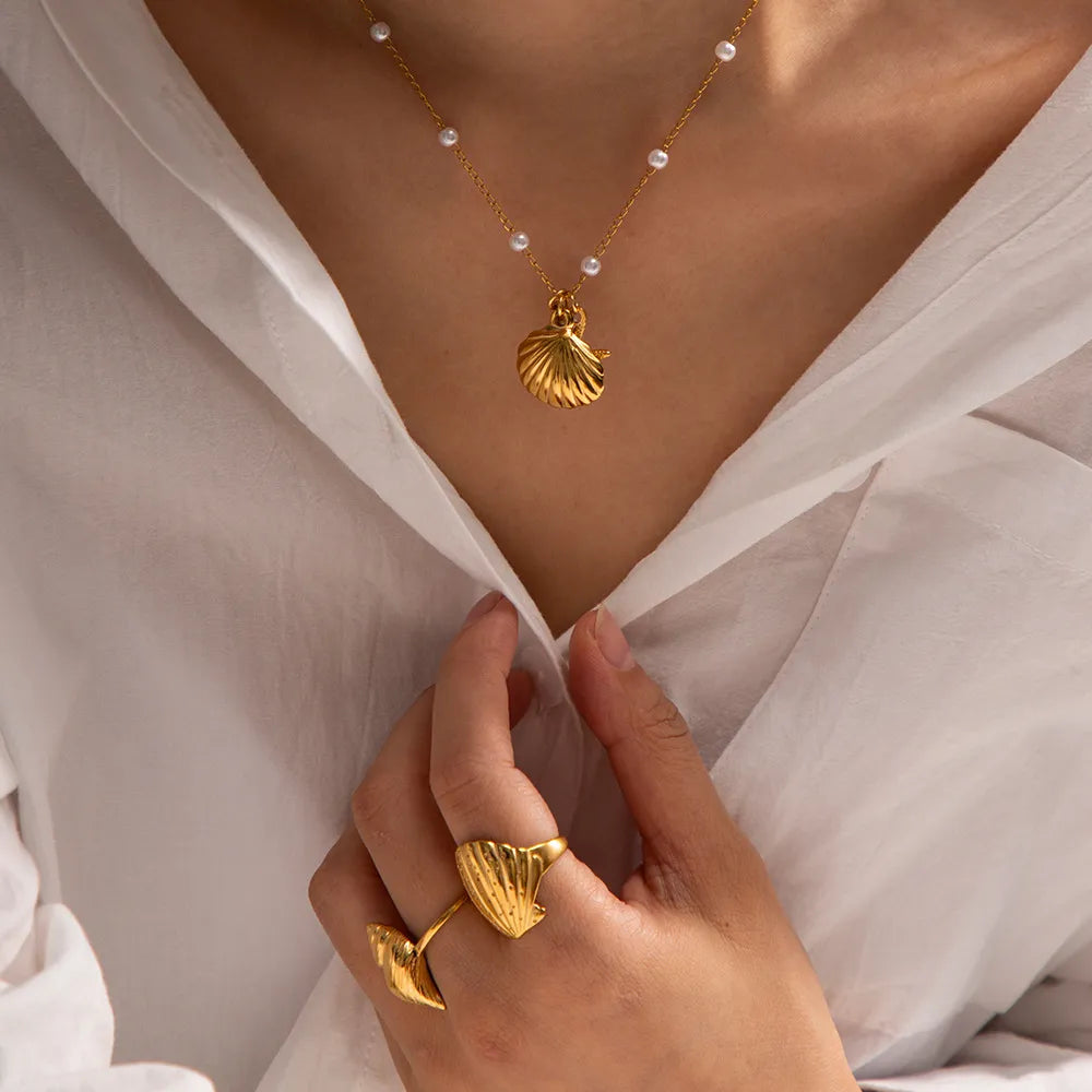 INGEVA | Goudkleurige Bedelketting Met Schelp En Parel – Natuurlijke Elegantie, Luxe, Tijdloos