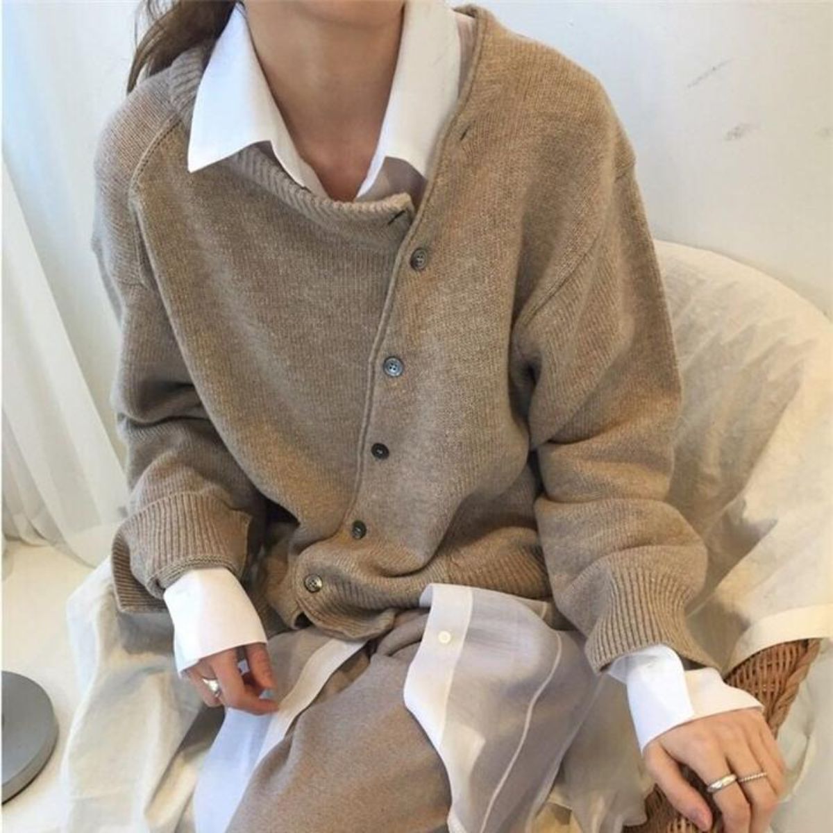 ALIX | Gebreide Damestrui met Asymmetrische Knopen – Oversized, Comfortabel & Verfijnd