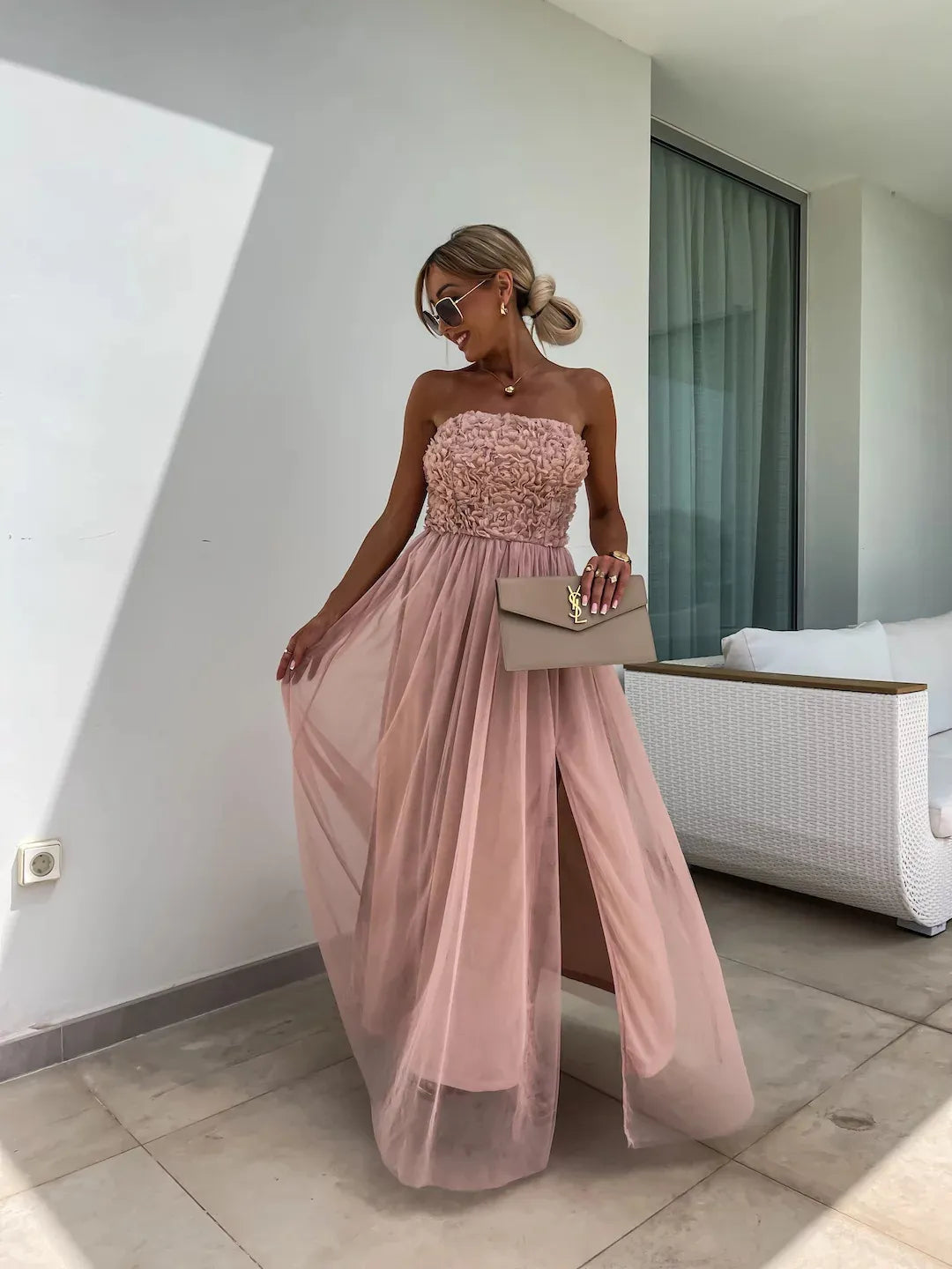 YVONNE | Strapless Maxi Jurk Met 3D Bloemenbuste En Split – Elegant, Romantisch, Vrouwelijk