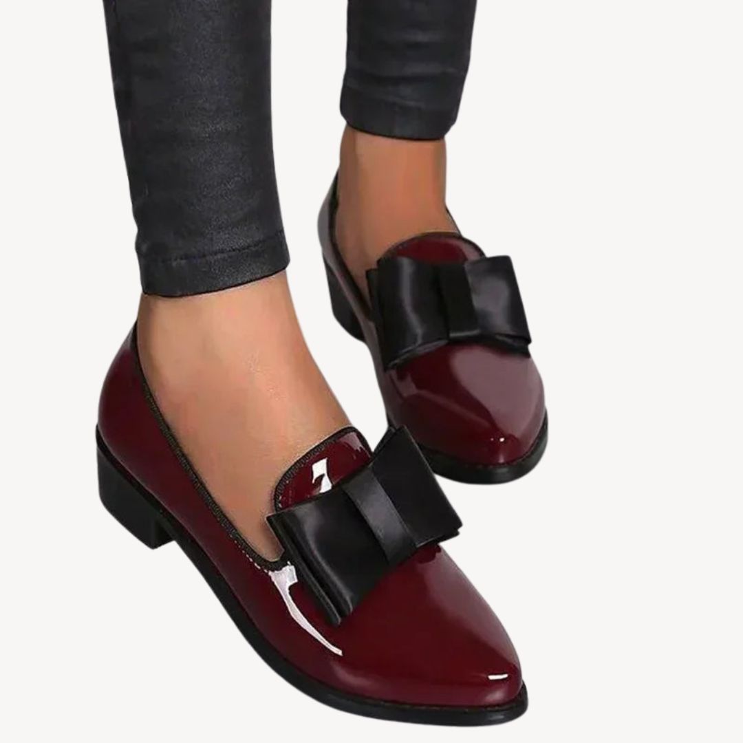 Elegante Patentleren Loafers Met Strikdetail | Hoogglans Instapper Voor Een Chique Look