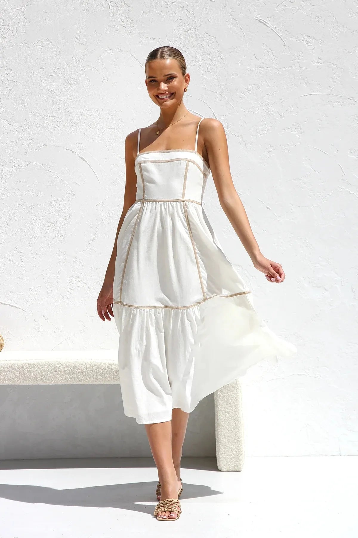 YVIE | Mouwloze Midi Jurk Met Contrastbiezen En Zwierige Rok – Licht, Elegant, Zomers