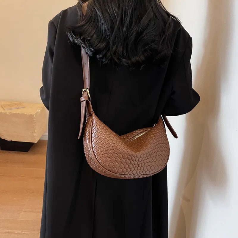 KRISTIEN | Halve Maan Vormige Tas Voor Dames Met Gevlochten Patroon - Stijlvol & Elegant