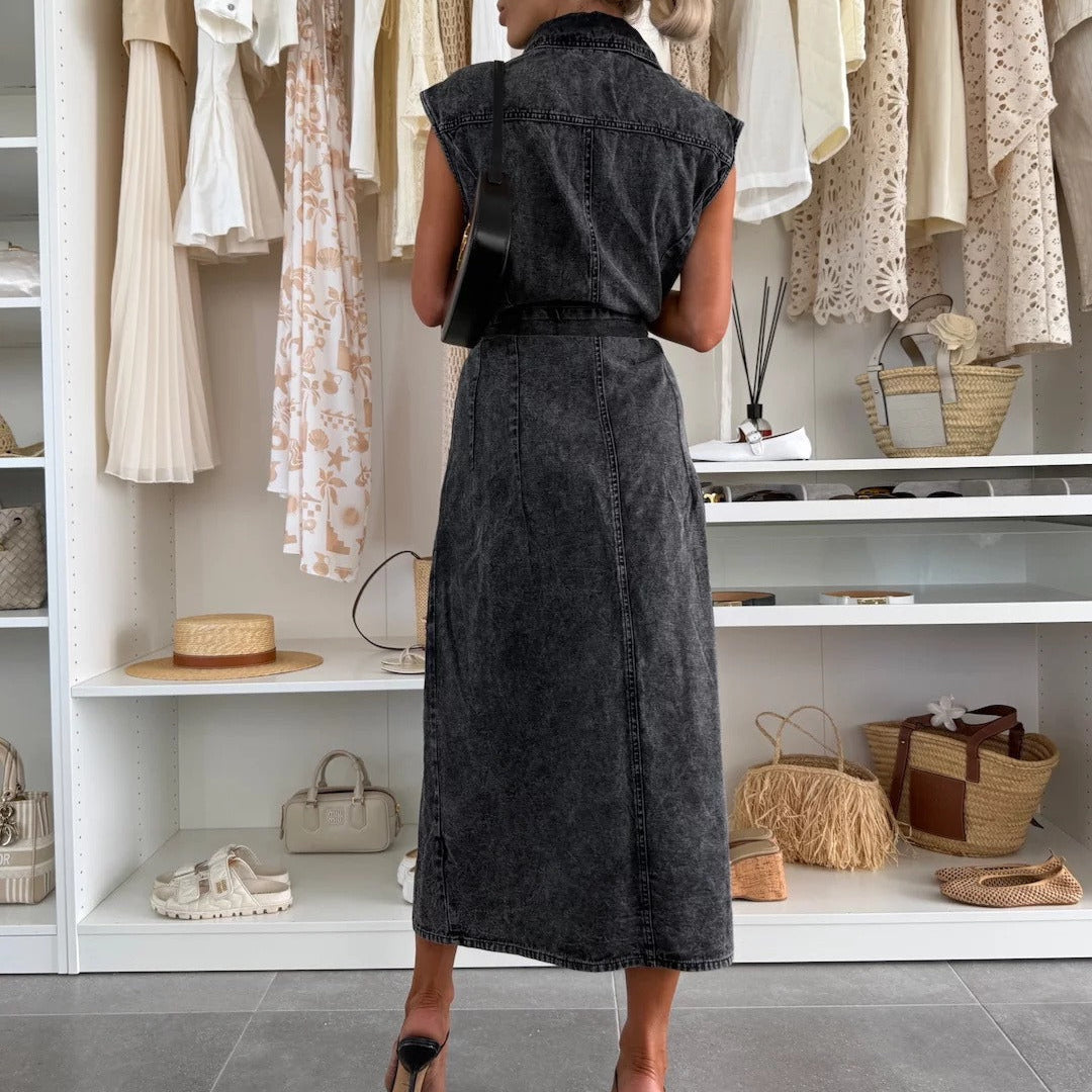 ESTELLE | Mouwloze Denim Midi-Jurk Met Knopen En Riem – Stoer, Vrouwelijk, Veelzijdig