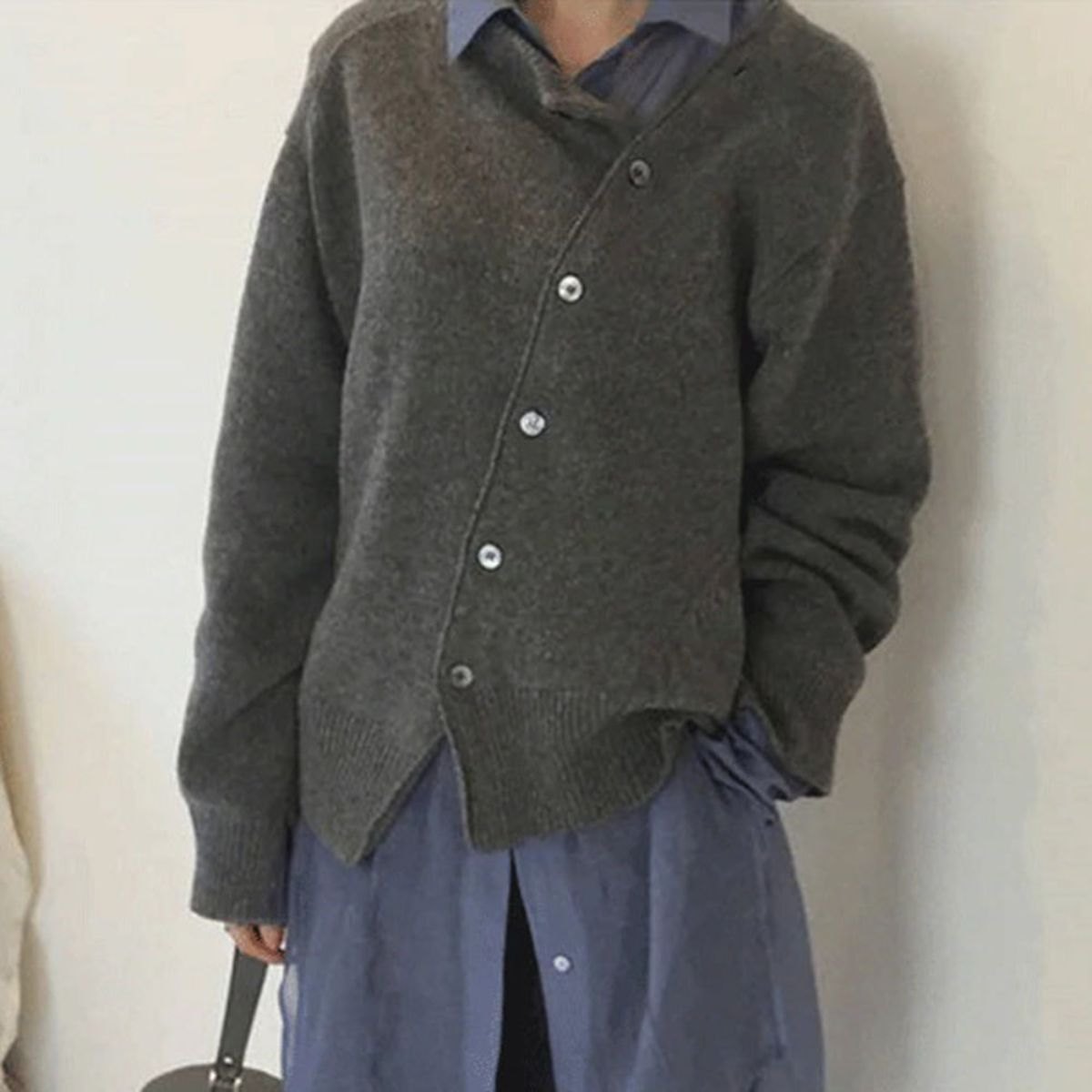 ALIX | Gebreide Damestrui met Asymmetrische Knopen – Oversized, Comfortabel & Verfijnd