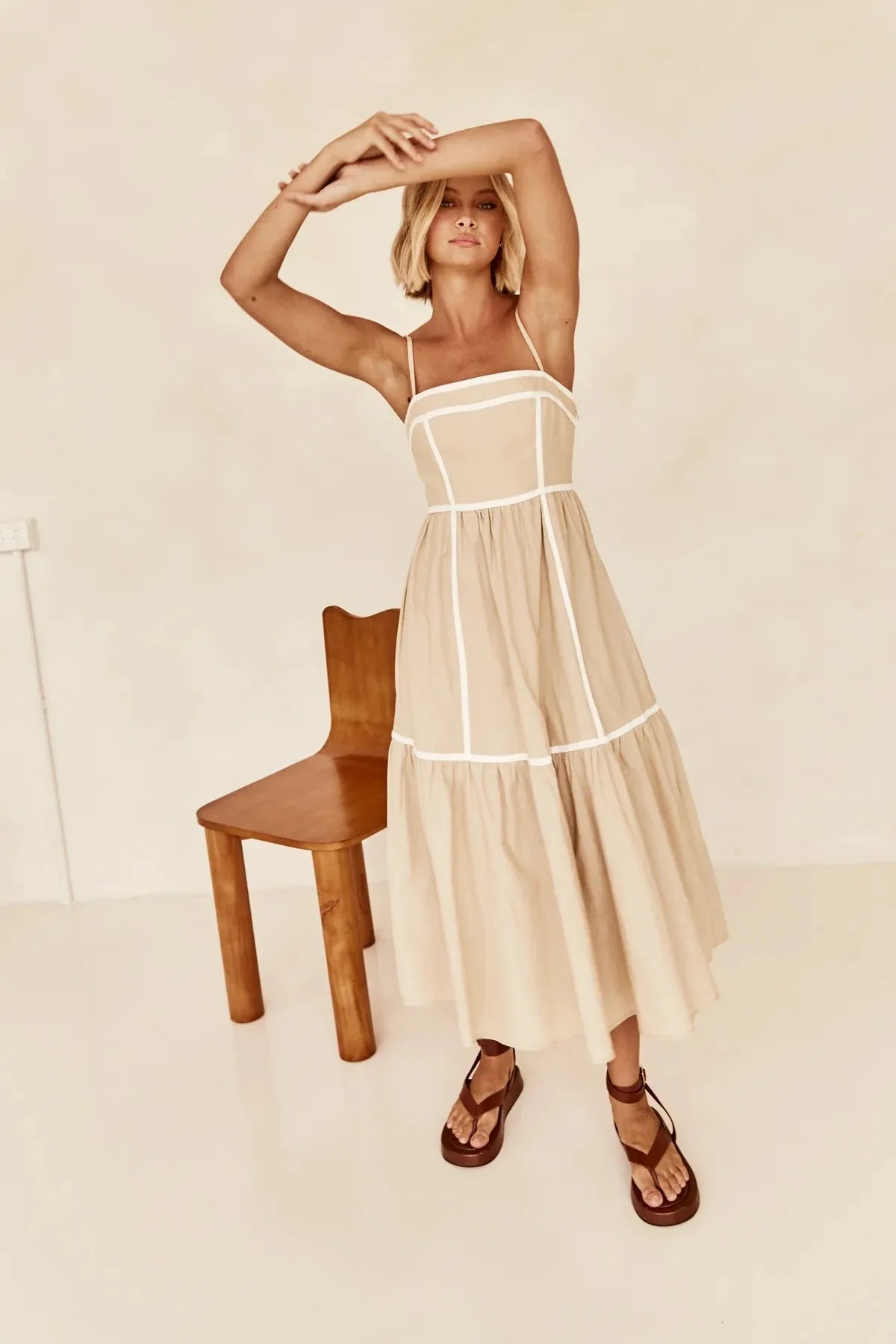 YVIE | Mouwloze Midi Jurk Met Contrastbiezen En Zwierige Rok – Licht, Elegant, Zomers
