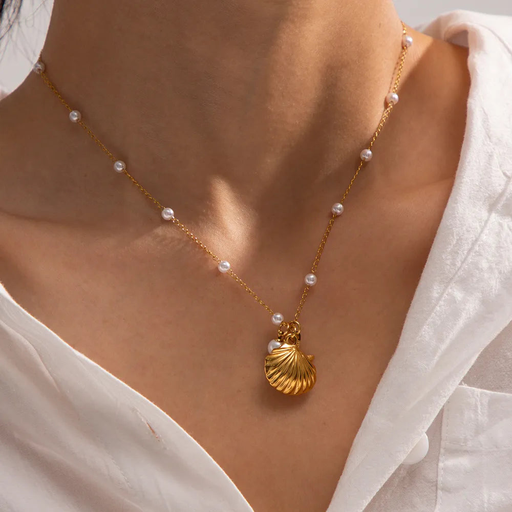 INGEVA | Goudkleurige Bedelketting Met Schelp En Parel – Natuurlijke Elegantie, Luxe, Tijdloos
