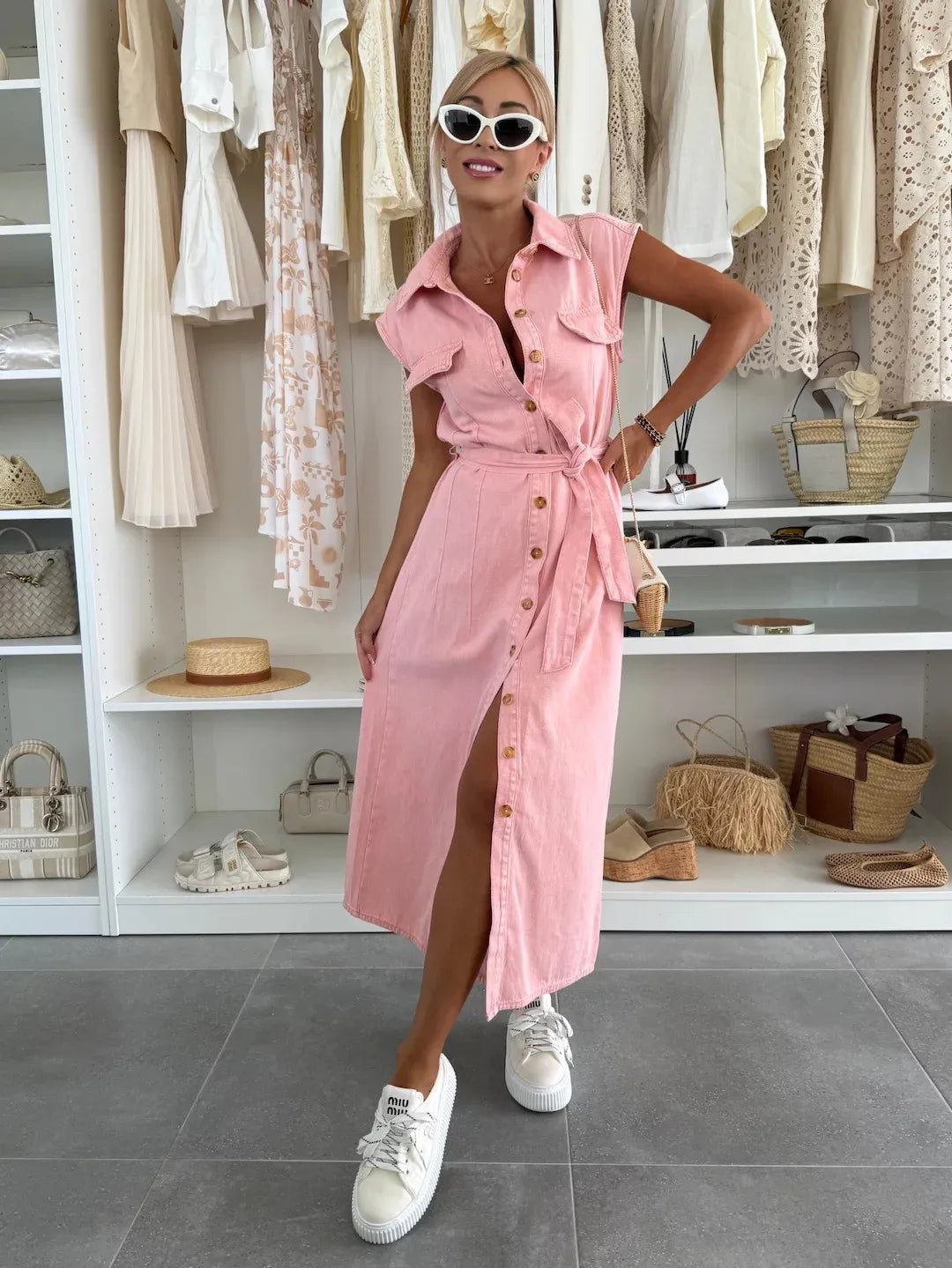 ESTELLE | Mouwloze Denim Midi-Jurk Met Knopen En Riem – Stoer, Vrouwelijk, Veelzijdig