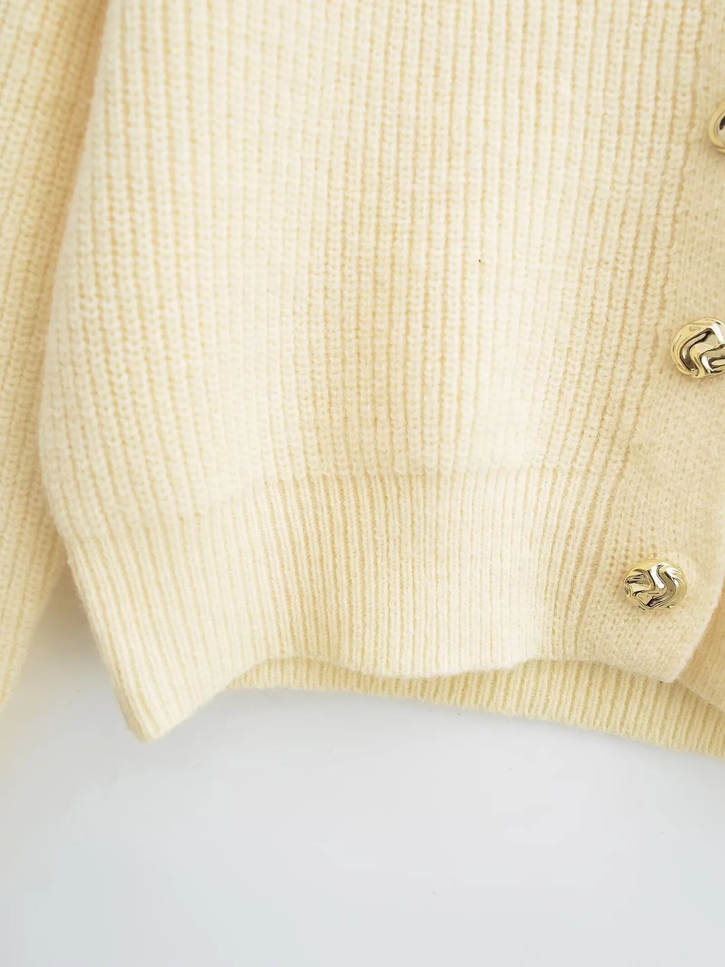 LIVIA | Gebreid Damesvest Met Kraag En Metalen Knoopjes – Elegant, Warm & Veelzijdig