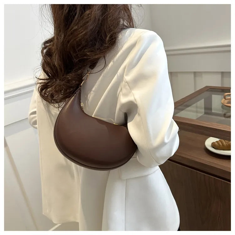 ROMY | Halve Maan Schoudertas in Minimalistische Stijl – Compact, Elegant & Onverwacht Ruim