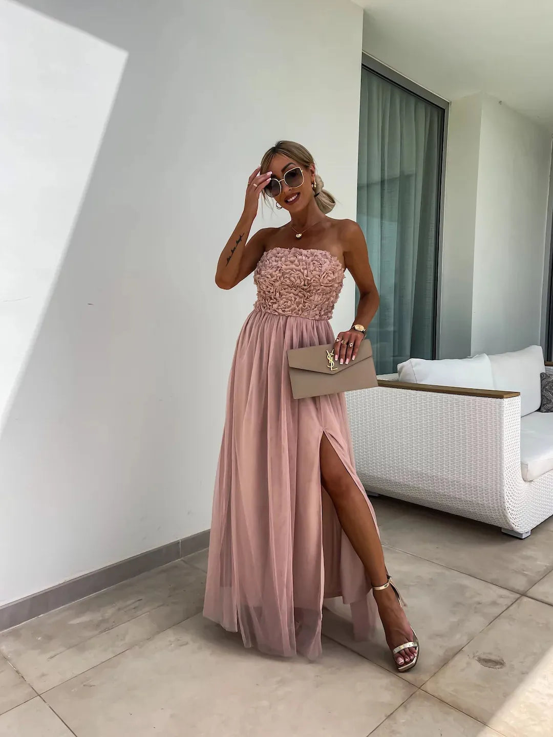 YVONNE | Strapless Maxi Jurk Met 3D Bloemenbuste En Split – Elegant, Romantisch, Vrouwelijk