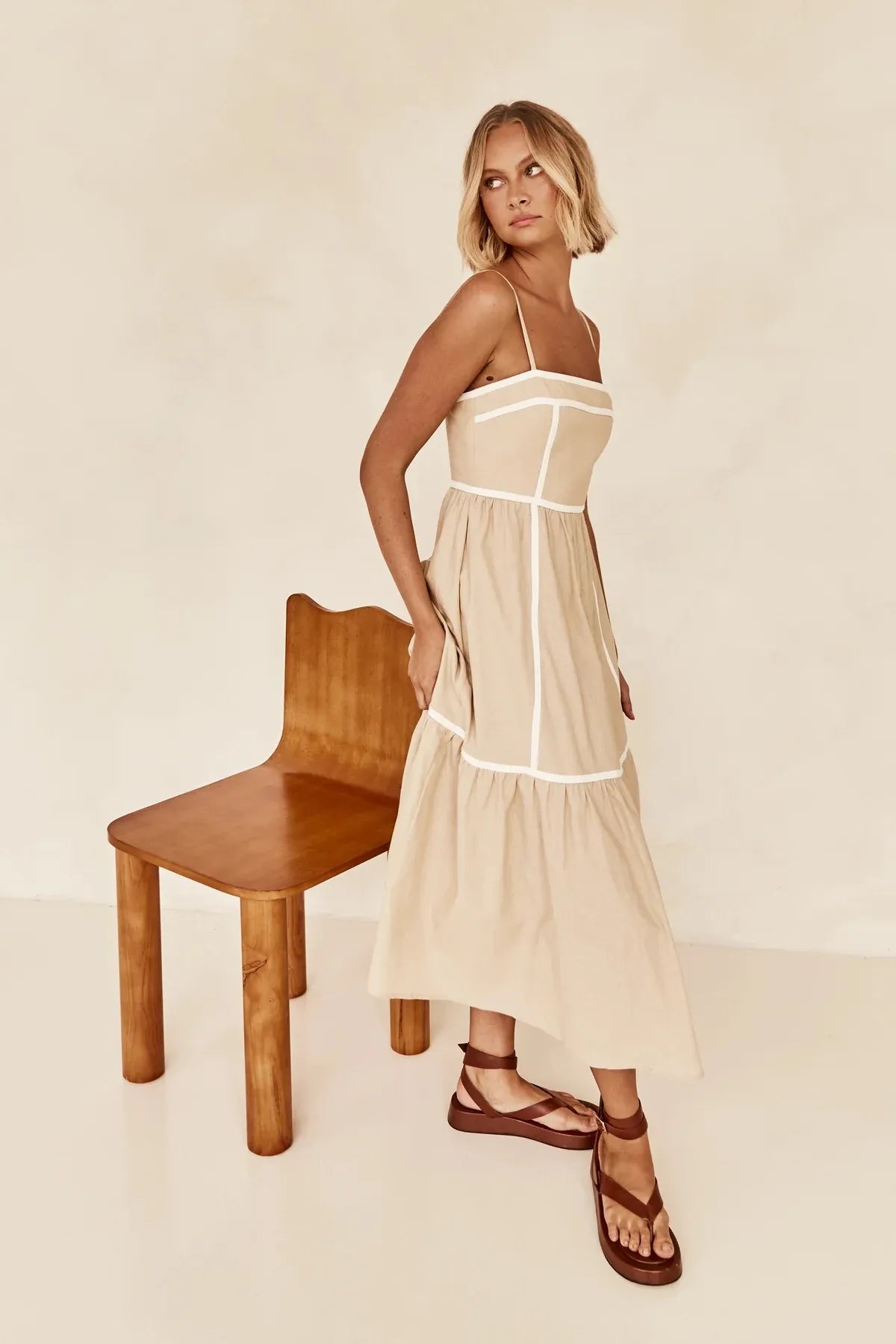 YVIE | Mouwloze Midi Jurk Met Contrastbiezen En Zwierige Rok – Licht, Elegant, Zomers