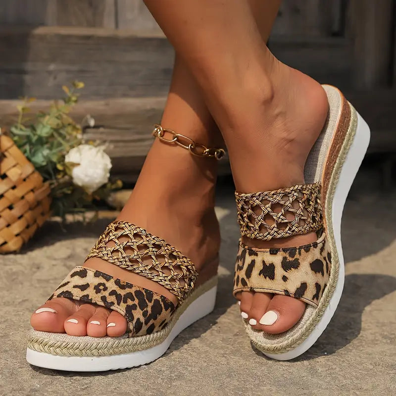YARA | Dames Sleehak Slippers met Gevlochten Detail en Luipaardprint - Stijlvol, Zomers & Elegant