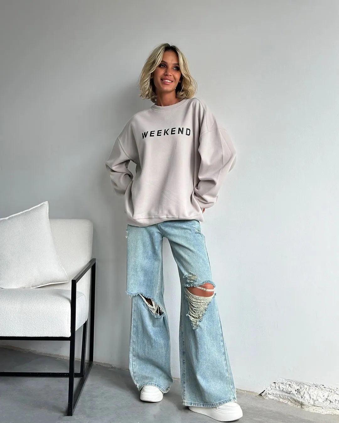 LINA | Oversized Dames Sweater Met “WEEKEND” Print – Casual, Comfortabel & Ideaal Voor Relaxmomenten