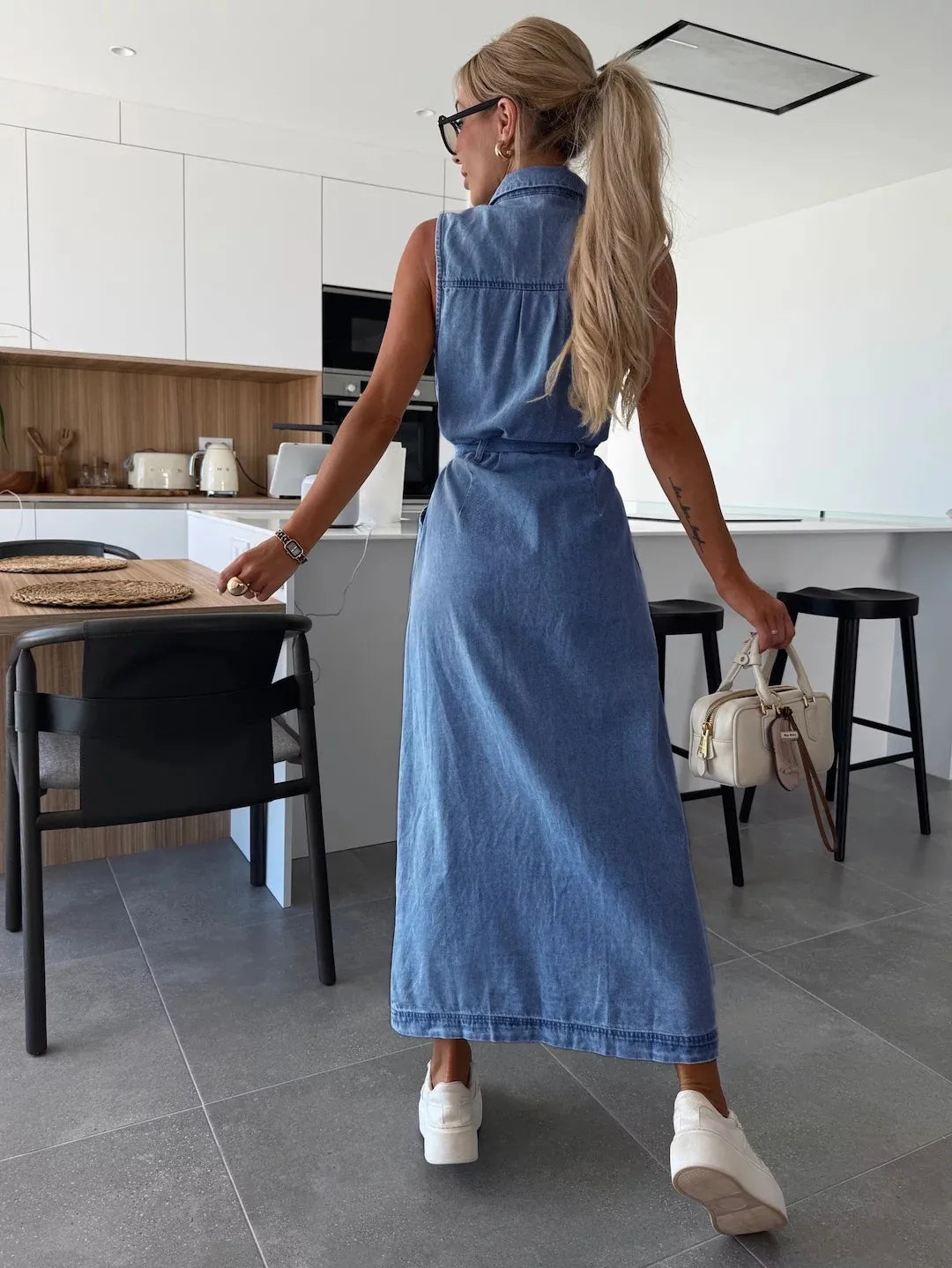 MAYA | Dames Denim Midi Jurk Zonder Mouwen – Stoer, Vrouwelijk & Perfect Voor Elke Dag