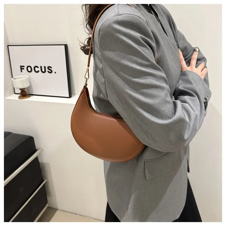 ROMY | Halve Maan Schoudertas in Minimalistische Stijl – Compact, Elegant & Onverwacht Ruim