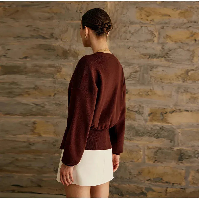 ROMANE | Gebreid Damesvest Met Goudkleurige Knoop – Gestructureerd, Elegant & Verfijnd Voor Herfst & Winter