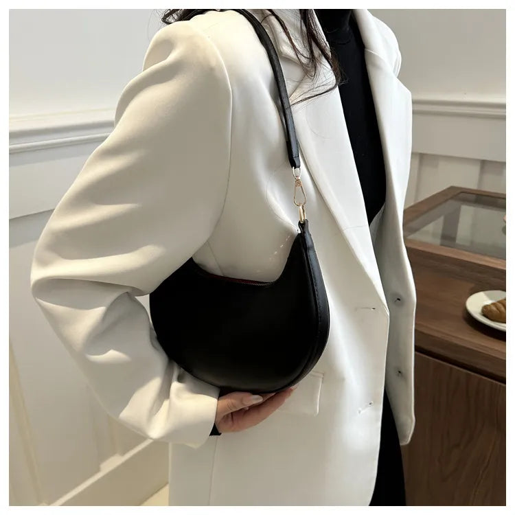 ROMY | Halve Maan Schoudertas in Minimalistische Stijl – Compact, Elegant & Onverwacht Ruim