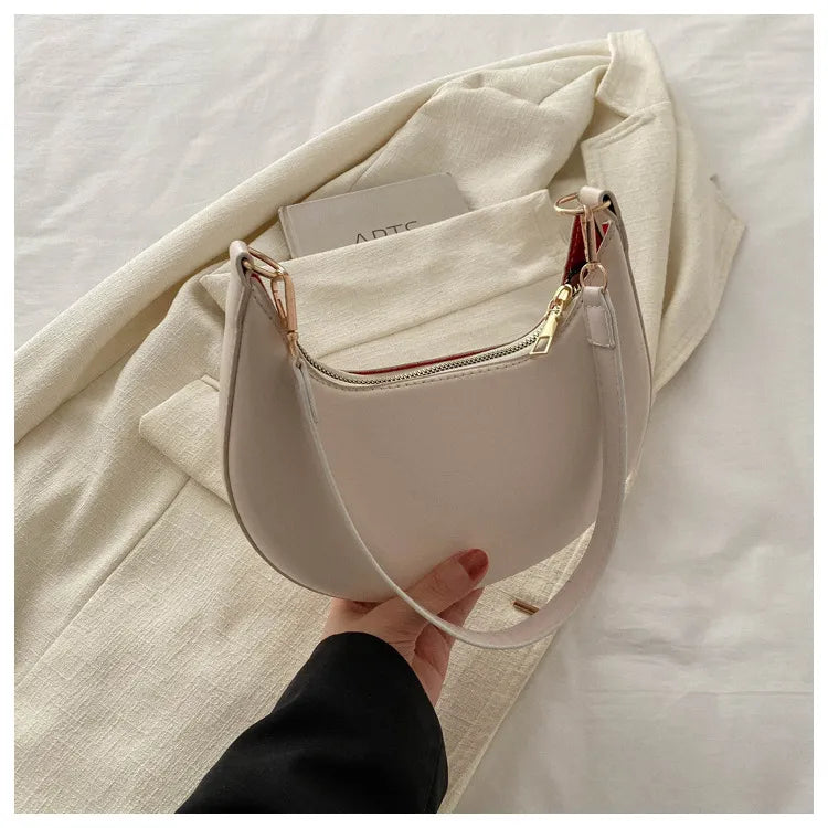 ROMY | Halve Maan Schoudertas in Minimalistische Stijl – Compact, Elegant & Onverwacht Ruim