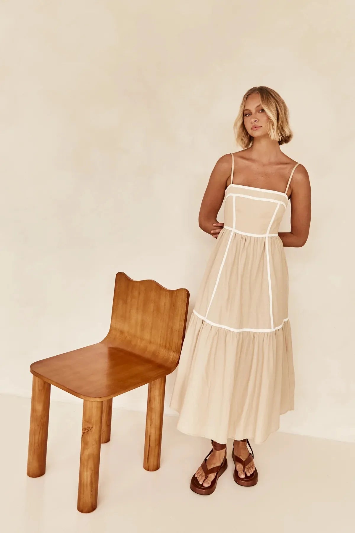 YVIE | Mouwloze Midi Jurk Met Contrastbiezen En Zwierige Rok – Licht, Elegant, Zomers
