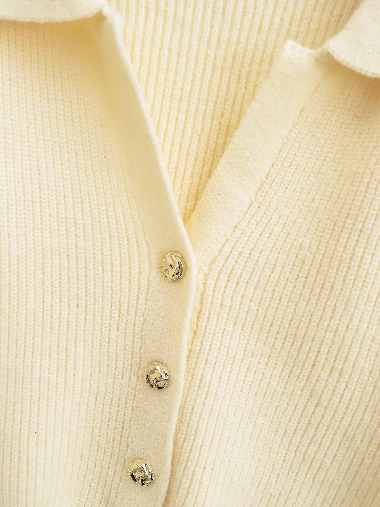 LIVIA | Gebreid Damesvest Met Kraag En Metalen Knoopjes – Elegant, Warm & Veelzijdig