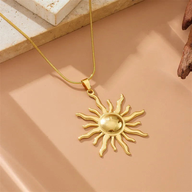 SOLANA | Goudkleurige Ketting met Zonvormige Hanger Voor Dames - Stijlvol & Elegant