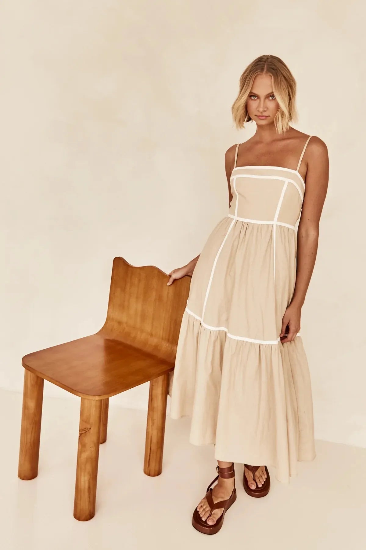 YVIE | Mouwloze Midi Jurk Met Contrastbiezen En Zwierige Rok – Licht, Elegant, Zomers