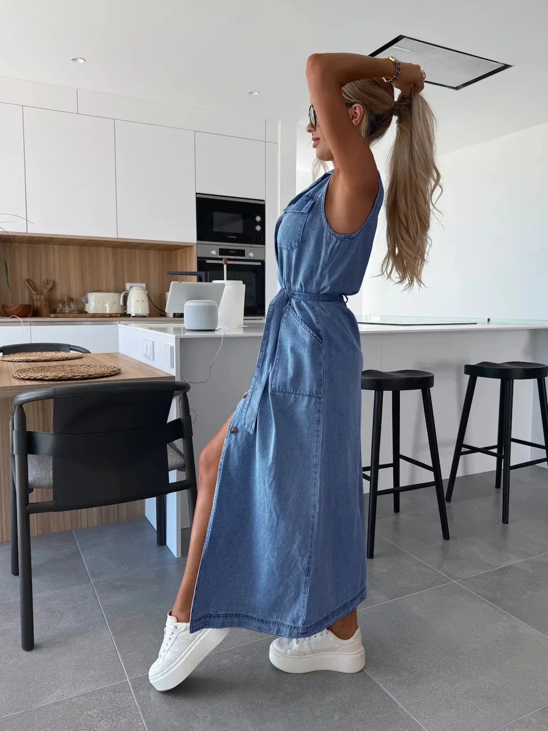 MAYA | Dames Denim Midi Jurk Zonder Mouwen – Stoer, Vrouwelijk & Perfect Voor Elke Dag